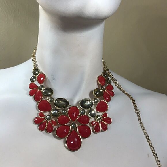 FRANCESCA’s Statement Necklace - Picture 4 of 5